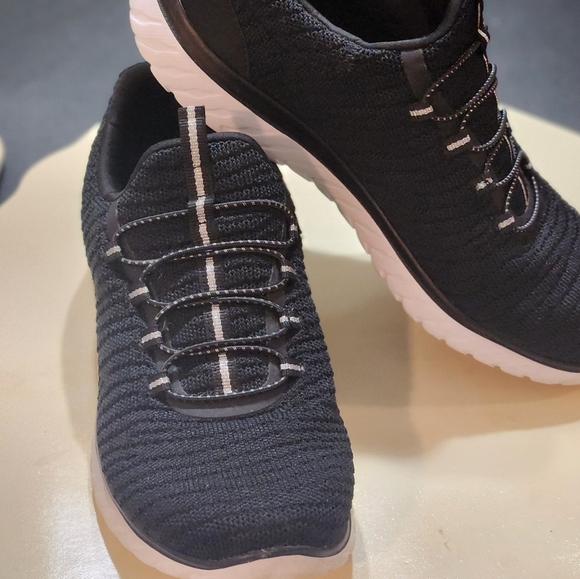 Women's Bungee ATHLETIC Slip-on Sneakers Knit SIZE 9 Wide BLACK WHITE - Picture 11 of 13